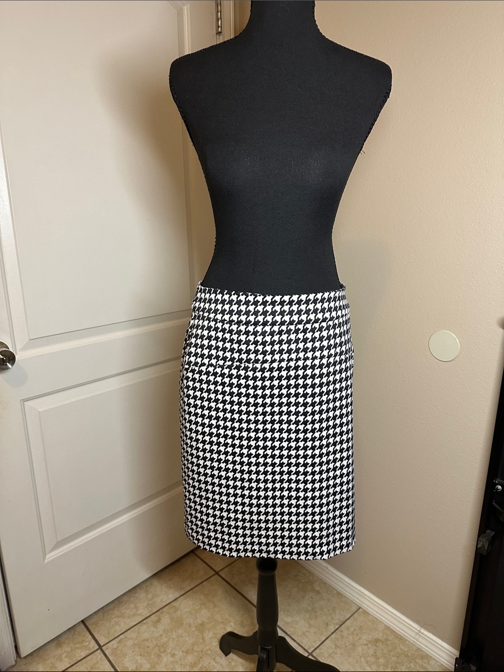 MICHAEL Michael Kors Black and White Houndstooth Pencil Skirt